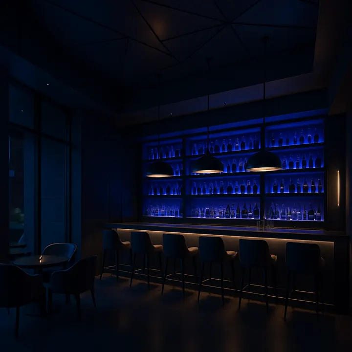 Blick auf die luxuriöse Lounge mit Designmöbeln und gedämpfter Beleuchtung